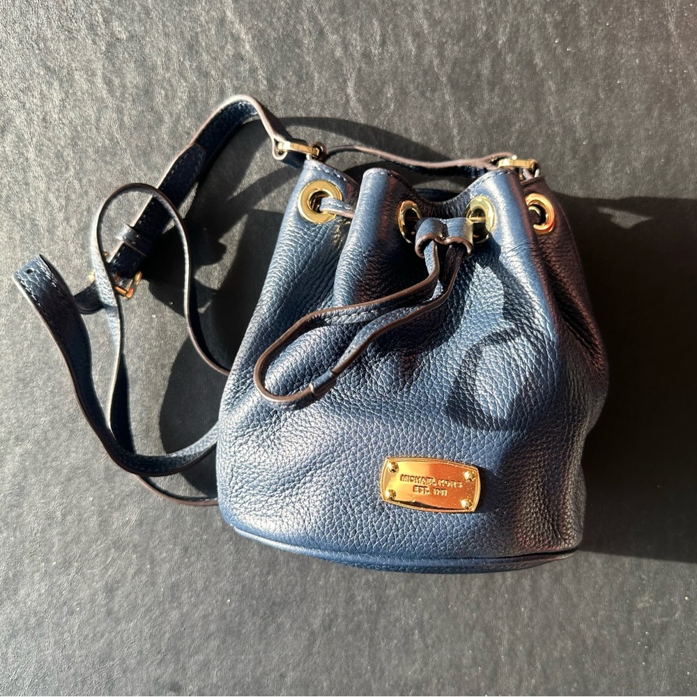 ⭐️100% Authentic Michael Kors Mini Bucket Crossbody⭐️